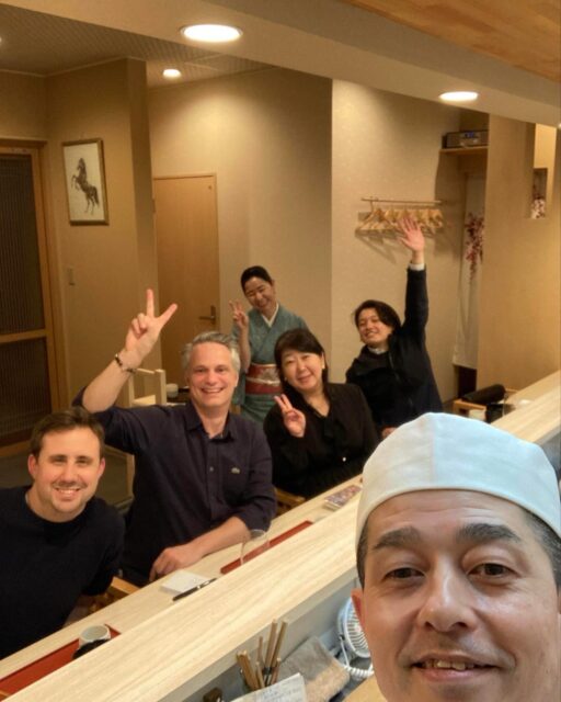 ・
【宮崎県に行ったら
行って欲しいお店🇯🇵】
・
このお店の予約をとれたら
宮崎行きのチケットを
とって欲しいそんな京料理の
@darumayamiya さんに

@hayakawa.sm の
早川薫専務がお連れ下さいました。
お料理が美味しいのはもちろん
お話が最幸、最口、最高でした。

日々心がけていらっしゃる事
こだわりの数々、ユーモアと
witに富んだ会話たち。
料理の仕方も惜しみなく
教えてくださるので

@chef.sebastien.martin 
マルタンも、フレンチでは
こう処理するよ、同じですね！
と、意気投合する瞬間の
連続でした。

違うように見えて同じ
同じように見えて違う
でも、求めるところは同じで

究極に美味しく頂くために
素材を研究し、
ひたすら手をかける。

気が遠くなりそうな行程を
幸せそうに語る日仏2人の
シェフの会話に通訳は要らない。
巨匠になると言葉は要らない。

ただ、bravo!ブラボー！
美味しい！だけですね。

なんと、
伊藤シェフは最終日のランチ会にも
駆けつけて下さり多大なる
サポートをして下さいました。

予想以上に多いゲストの数を
もてなすための準備時間も
あまり取れないまま当日を
迎えましたが伊藤シェフが
惜しみなくサポートして下さり
阿吽の呼吸で動く日仏シェフの2人を

今度はもっと違う形で
とことん時間をかけて腕をふるう
姿を見てみたいとふと思いました。

Merci beaucoup！

早川さんのうまみそパウダーなど
斬新な新商品開発の背後には
早川専務のご縁ある方々が
素晴らしいからなのだなと
垣間見た瞬間でもありました。

#日仏 
#フランス大使館総料理長 
#京料理だるまや 
#京料理 
#料理 
#cuisine 
#kyoto 
#japon 
#地方創生