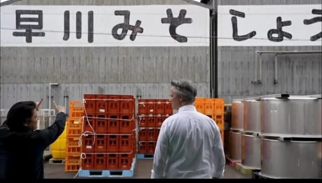 ・
【早川しょうゆみそ様訪問】
・
宮崎訪問のきっかけを
作って下さった
早川しょうゆみそ様を
訪問させて頂きました。

早川専務と早川みそとは
既にお付き合いがあり
味も知っていたので
工場を訪問させて頂くのは
懐かしい場所を訪問するかの
ような想いでした。

作り手さんから、
直接こだわりなどの
お話を聞けるのは
ありがたいことです。

しょうゆづくり、
みそづくりに
情熱を捧げる作り手さんに
心から感謝と共に、みその
テイスティングを堪能しました。

みその無限の可能性を信じて
今までにない挑戦を続ける
@hayakawa.sm 
などの商品の魅力を

フレンチだけでなく、
世界に発信するお手伝いが
できたらと思います。

早川専務！
今月、フランス大使館で開催する
素晴らしいイベントで待っています！

#早川みそしょうゆ 
#みそ 
#味噌 
#しょうゆ 
#醤油 
#miso 
#misoパウダー 
#shoyu 
#パウダー 
#挑戦 
#科学 
#マリアージュ 
#こだわり 
#フランス 
#フレンチ