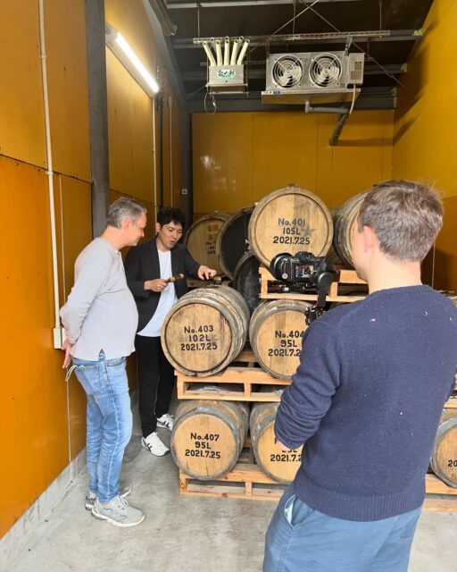 ・
【柳田酒造合名会社様訪問】
・
宮崎県にある素敵な
@tadashiyanagita 
代表の柳田正様自ら
案内してくださいました。

焼酎への愛＆ご家族への愛
こだわり、探求心…
どれもがものすごく
フランス大使館総料理長の　
@chef.sebastien.martin 
マルタンもここまで！？
と、思わず笑ってしまう位
驚きの連続の醸造所を
たっぷりと見学したあとは

今度は、素晴らしい空間の中で
本当に美味しいいれ方と
テイスティングを教えて頂き
堪能しました。

この場所に入ることを
許される人は限られた
ラッキーな人だと思います。

こんな機会を頂き
ありがとうございました。

伝統とは創造を重ねること
創造とは伝統を重んじること

119年の伝統を胸に！
醸造への挑戦を続け、
世界に羽ばたく柳田酒造さんの
焼酎を飲んで焼酎の美味しさを
堪能してください。

宮崎県都城市は、伝統と挑戦が
息づく魅力あふれる市でした！
日本の皆さまも、行ってみて下さい！

#宮崎県 
#都城市 
#都城 
#都城グルメ 
#酒造 
#焼酒