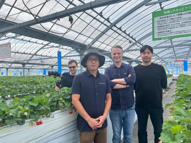 ・
【宮崎県唯一 有機イチゴ
観光農園 JAS認証農園 
ベリーファームさんへ】
・
宮崎県高鍋町
「ママンマルシェ高鍋」内にある
有機いちご農園 『BERRY FARM🍓』 
@berry_farm_miyazaki 
さんが、安心・安全にこだわり、
大切に愛情こめて育てられている
いちごハウスで、いちごの
食べ比べをさせて頂きました。

ベリーファームの社長様は
多角経営の才能の持ち主で
ママンマルシェという
道の駅を経営されていて
なんとその中には、工場も！？

マルシェに、いちご狩りにと
家族連れ、グルメさんには
たまらない場所です🍓

さらに、ママンマルシェでは
地元の物以外の海外の食材など
ちょっと不思議なラインナップも
豊富で魅力的で、海外旅行好きな
方なら、一度は見た事がある様な
懐かしさや、新しい発見があり
アミューズメントパークの様な
感覚も覚えました。

シェフも、ここぞとばかりに
沢山買い物をしてました。
私は、パリコレでご一緒した
ルクロの黒木さんの写真に
ビックリ♪

フランスのいちごに似ている
いちごから、初めての味まで
ファームの方に説明して
頂きながら頂くのは
また格別でした。

フランス大使館総料理長として
日々、様々な食材に親しむ
マルタンのデザートとコラボしたり　
フレンチと和食を熟知した
シェフならではの斬新な食べ方の
ご提案ができたら面白そうです。

シェフは日本の生産者さんに
とても感謝しています。
今ある素材の魅力をそのままに
フレンチなタッチを加える事で
新たな商品開発、レシピ開発
魅力発信を促進して行きます。

フランス人は魅せ方の
スペシャリストですから
どんな新しい提案が生まれるか
興味がある方はDM下さい。

@berry_farm_miyazaki の皆様
@mamanmarchetakanabe の皆様
ありがとうございました！
Merci beaucoup✨✨✨🇫🇷

#宮崎県 
#グルメ 
#miyazaki 
#strawberry 
#いちご 
#有機 
#観光 
#農園 
#地方創生 
#シェフ 
#コラボ