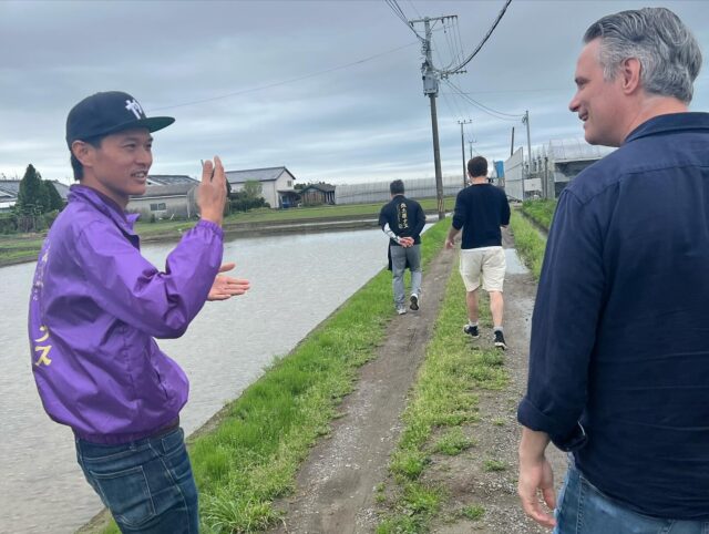 ・
【佐土原ナス農園へ】
・
 宮崎市の北部に位置する
佐土原町は美しい海岸と
緑豊かな自然に囲まれた町で
伝統野菜復活に向けた地域の
皆さまの熱意の結晶です。

生で食べてみてと言われた時は
一瞬、どんな味かしら？
と、私は戸惑いましたが
シェフのマルタンは、さっと
手を出して試食して、その
りんごのような甘さに
感激していました。

火を通せば果肉はとろける
柔らかさ、ふわっとした甘さを
堪能することができます。

農家さんはどうやって
食べるかと質問したら
夏なら素麺のようにして
食べるのもお勧めだとか！

シェフは冷製スープにしたい
と、フレンチなタッチで
いかに魅力を引き出すか
考え続けていて、早くも
訪問から2ヶ月が経ちますが

佐渡原ナスを使った
魅力的なレシピ開発の構想を
ずっと練っています。

フランスでナスを食べた
記憶があまりないのですが、
こんなにもずっと佐渡原ナスが
頭から離れないのかと驚きます。

made in 宮崎県が世界中から
注目されますように！
その一助となれたら嬉しいです。

#佐渡原ナス 
#佐渡原 
#ナス 
#ナス料理 
#宮崎県 
#aubergine 
#地方創生 
#レシピ開発 
#フランス大使館総料理長